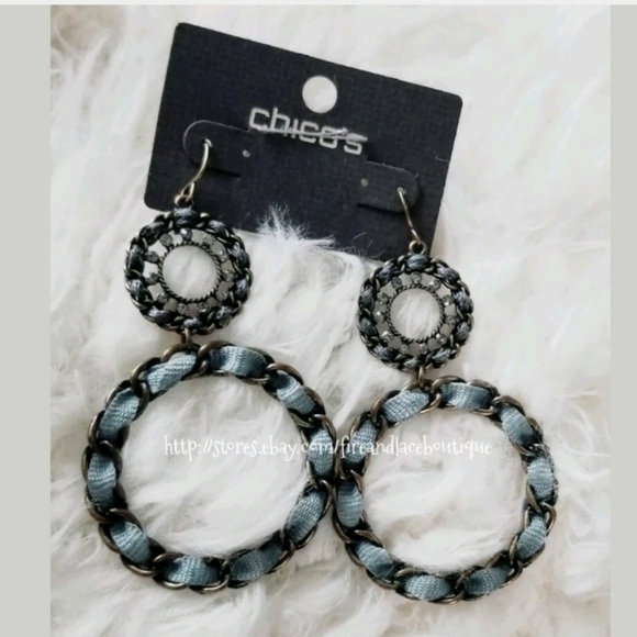 💥NWT💥 CHICO'S BLUE RIBBON CIRCLE EARRINGS - Picture 2 of 4